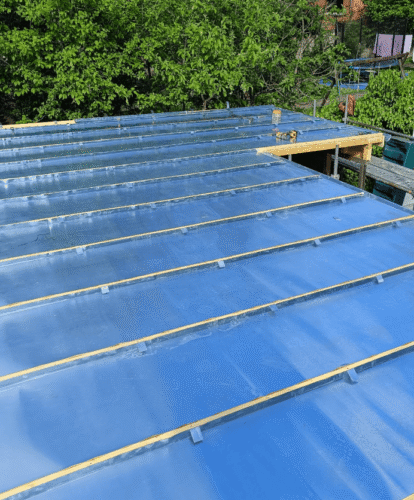 Pose de toiture en bac acier dans les Yvelines