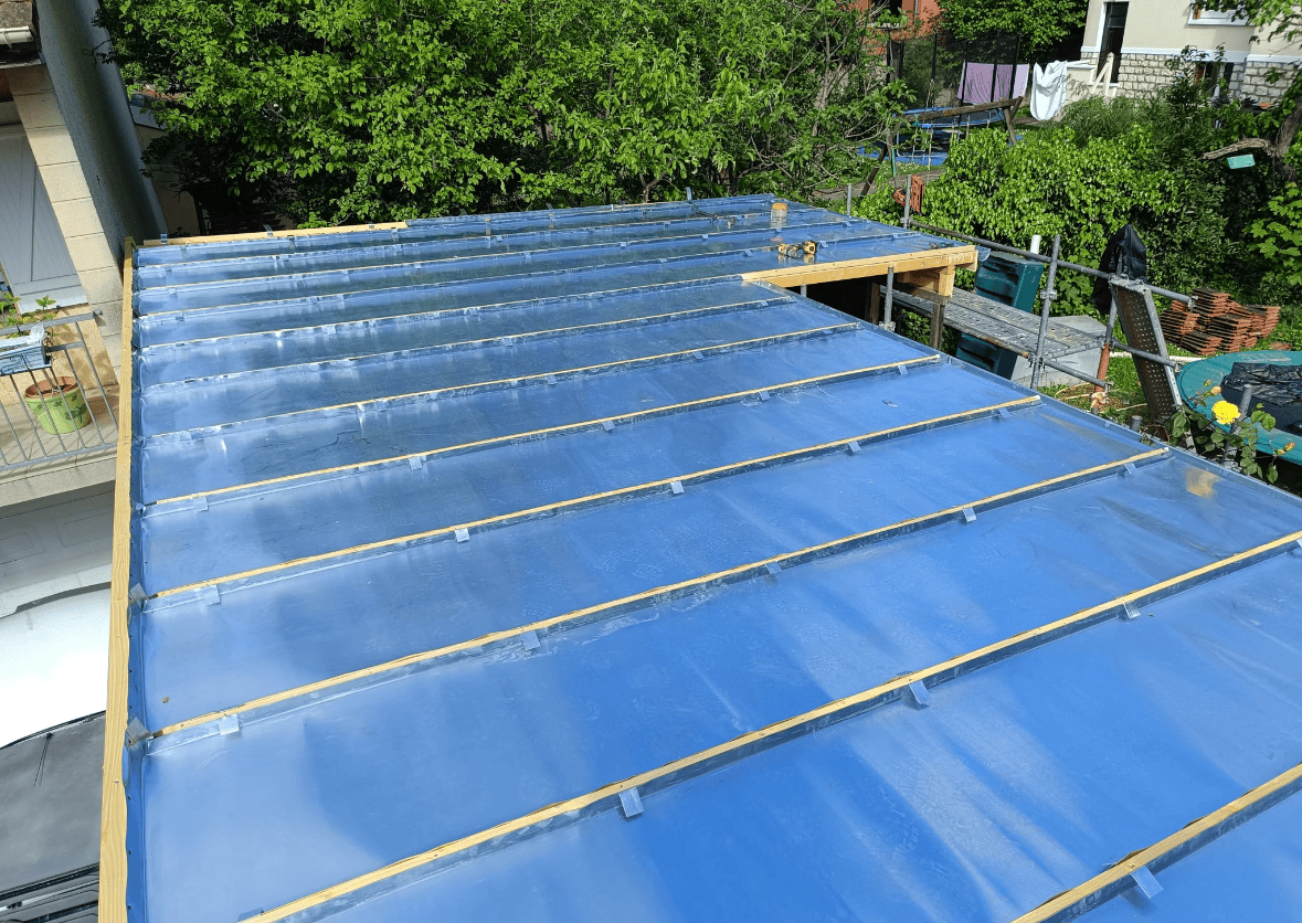 Pose de toiture en bac acier dans les Yvelines