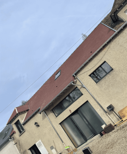 Remplacement de tuiles endommagées à Chelles