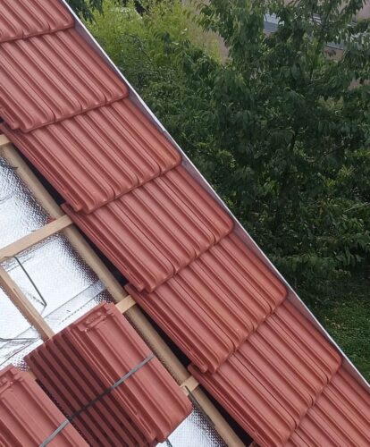 Remplacement de tuiles endommagées à Saint-Cyr-l’École